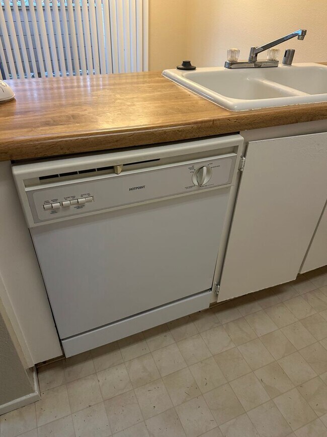 Building Photo - Beautiful & Large 2bd/ 2ba Condo