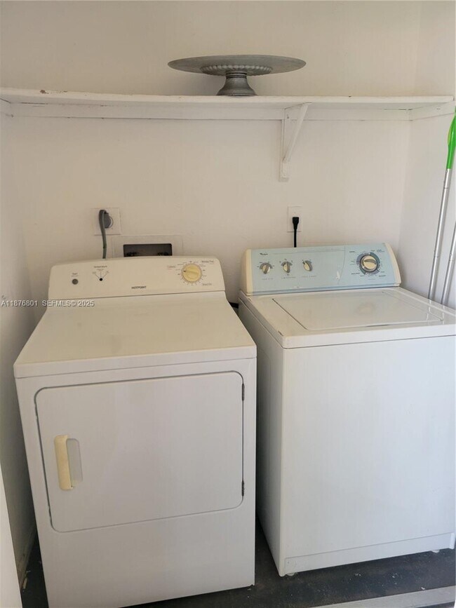 Building Photo - 10440 SW 156th Ct