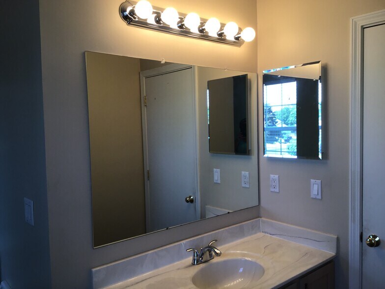 Building Photo - 7366 Murrayfield Dr