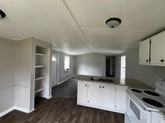Building Photo - ** ONE MONTH FREE RENT **