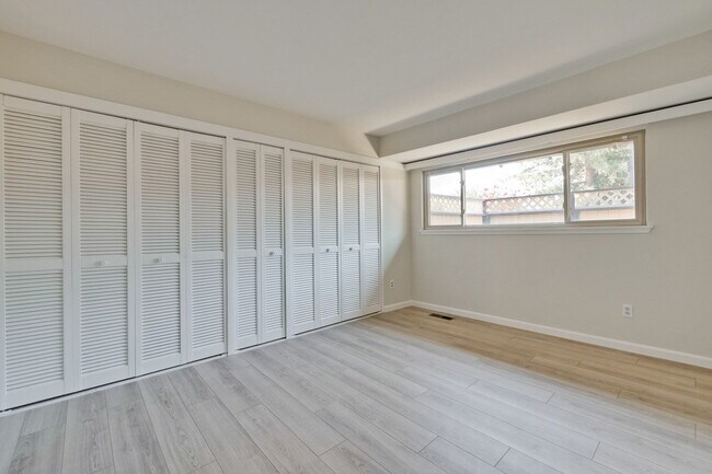 Building Photo - Single Story Townhome in Cherry Chase Neighborhood of Sunnyvale!