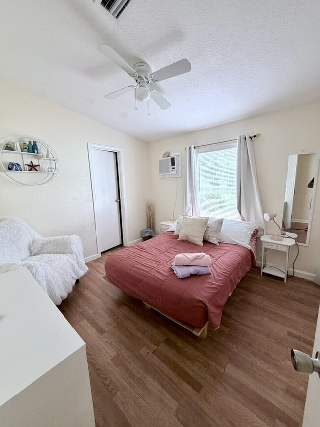 Building Photo - "Charming 1-Bedroom for Rent, Oasis in Vibrant West Palm Beach – Your Ideal Urban Retreat!"