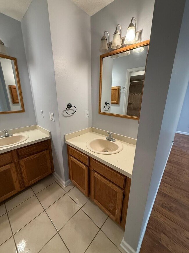 Building Photo - 1030 Knoll Wood Ct