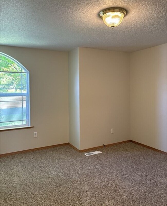 Building Photo - 3Bd/2Ba Single Story House - Available to View!