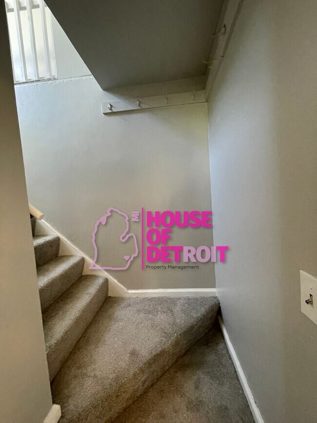 Building Photo - 3 BEDROOM | 1 BATH | FREE PRE SCREEN