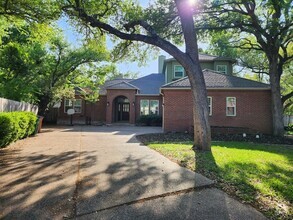 Building Photo - Stunning Cul-De-Sac Home for Lease in Jest...
