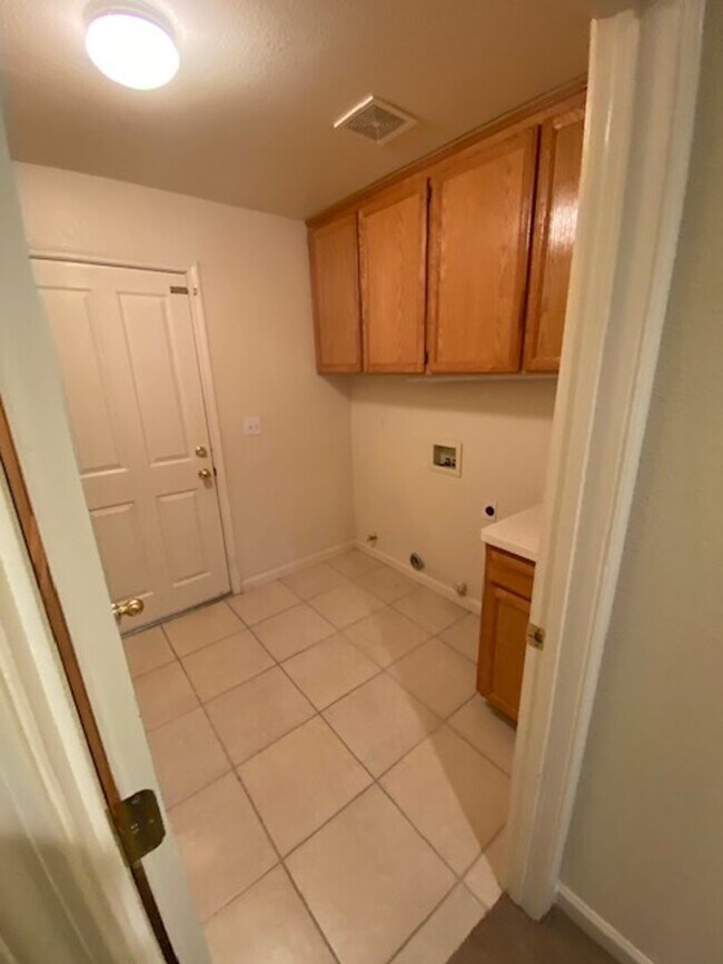 Building Photo - Rare Find! 5 bedroom spacious family home in a gated community Roseville.