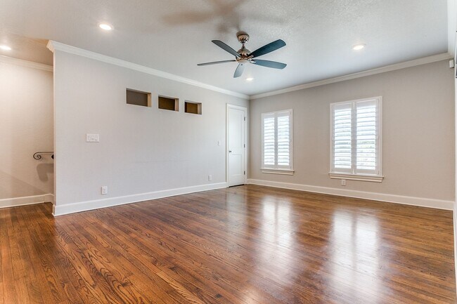 Building Photo - 488-EO