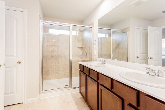 Building Photo - Bright & Spacious 5-Bedroom, 3-Bath Home i...
