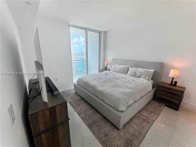 Building Photo - 950 Brickell Bay Dr