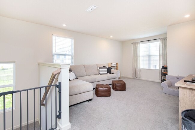 Building Photo - 6787 Oakcrest Dr