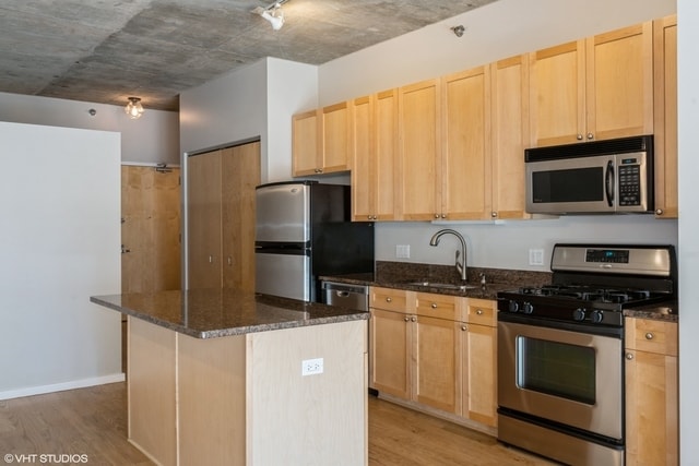 Building Photo - 321 S Sangamon St