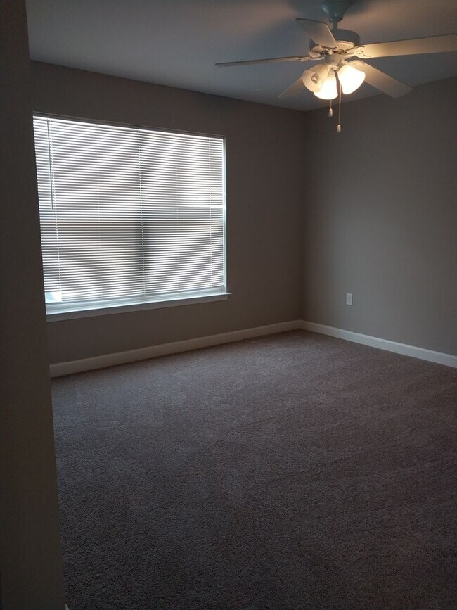 Building Photo - Gorgeous 3 Bedroom 2.5 Bath Townhome