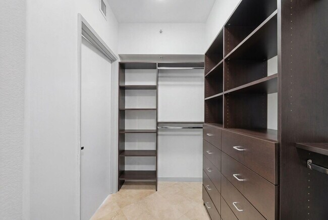 Building Photo - 333 Las Olas Way