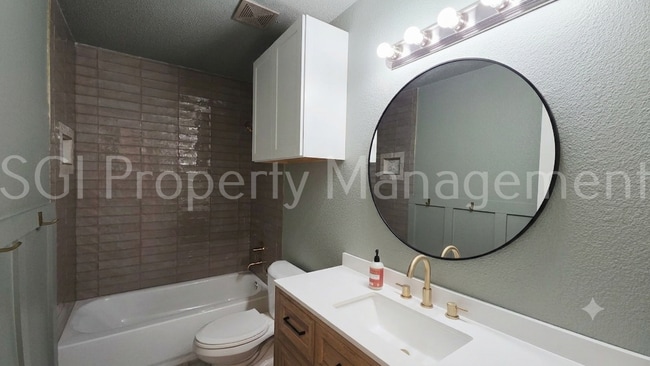 Building Photo - 5004 Evergreen Dr