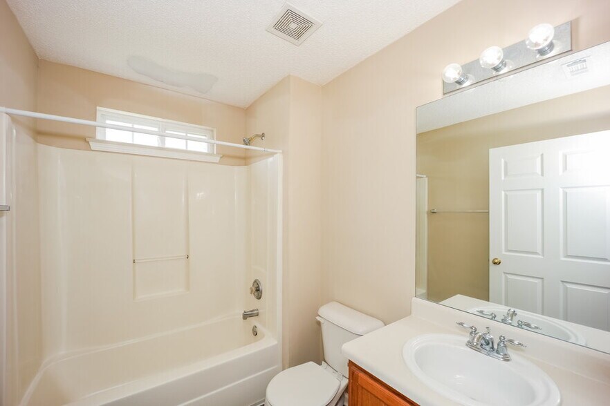 Building Photo - 2167 Red Oak Cir