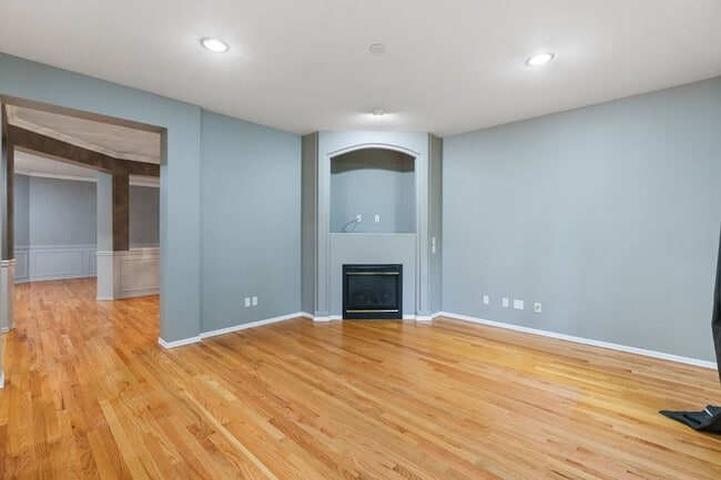 Building Photo - A Beautiful Picture Perfect Home with 4 Be...