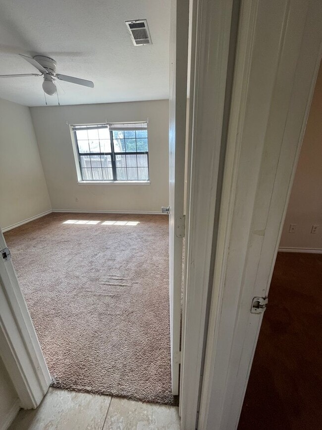 Building Photo - END OF JULY 2025 PRE-LEASE!  Spacious 3 Be...