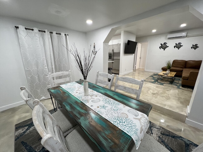 Building Photo - 2648 NE 15th Terrace