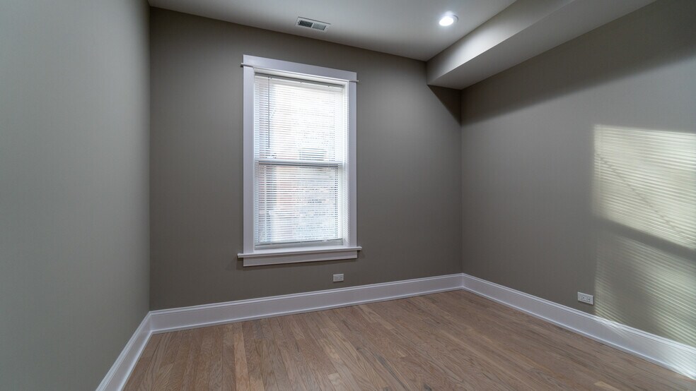 Building Photo - 5404 N Paulina St