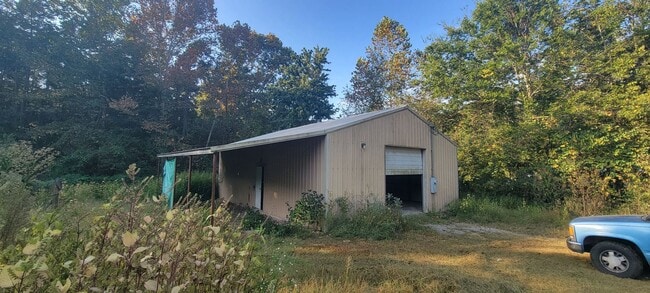 Building Photo - Country Oasis Studio with Carport