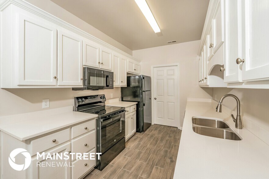 Building Photo - 4821 Southern Oaks Ln