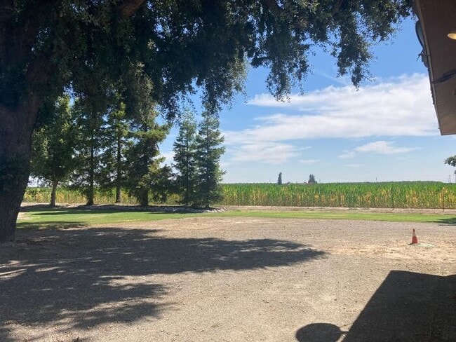 Building Photo - Turlock Country Living 3 Bedroom 2 Bath Home