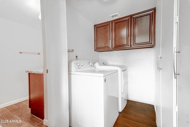 Building Photo - 8321 E Vista Dr