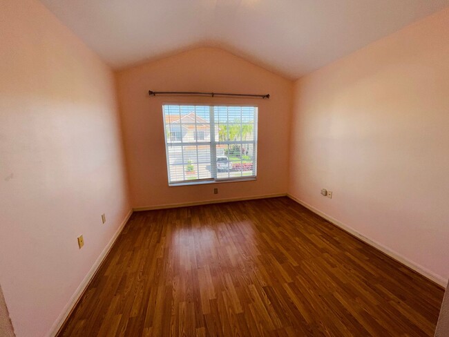 Building Photo - Family-Friendly Townhome Close to Beaches ...