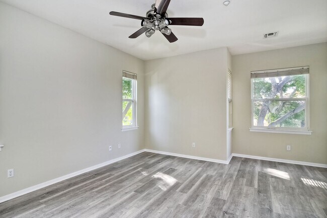 Building Photo - Immaculate Town Home in the Valencia Commu...