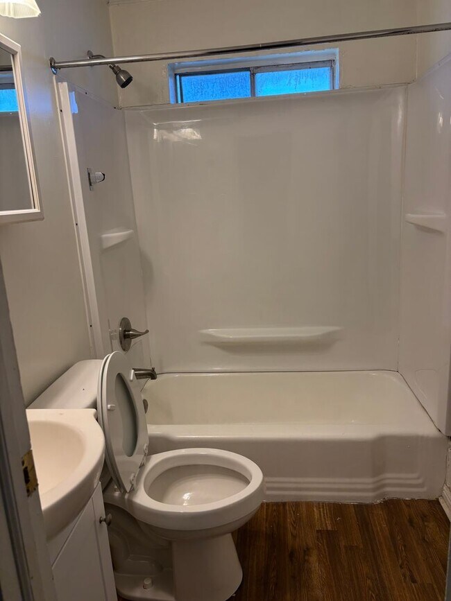 Building Photo - 2 Bedroom Duplex For Lease