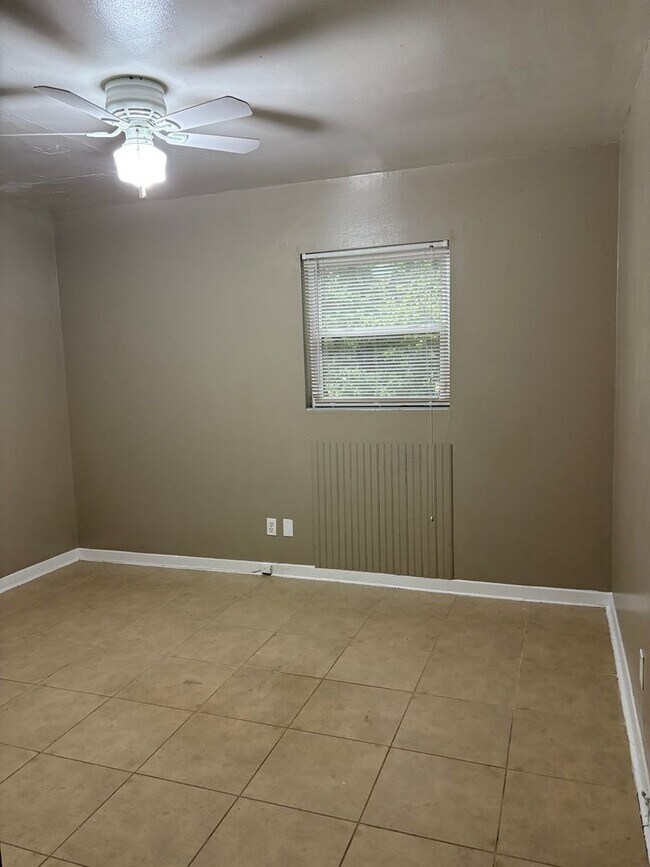 Building Photo - Duplex near Levy Park