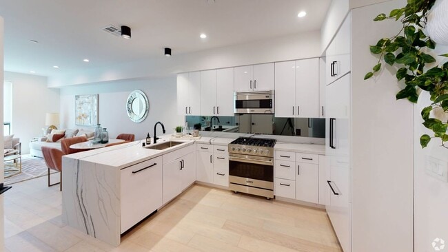 Building Photo - 105 S Doheny Dr
