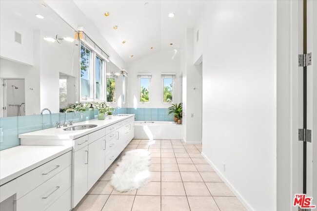 Building Photo - 211 S Valley St