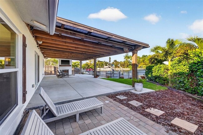 Building Photo - 4200 Beach Dr SE