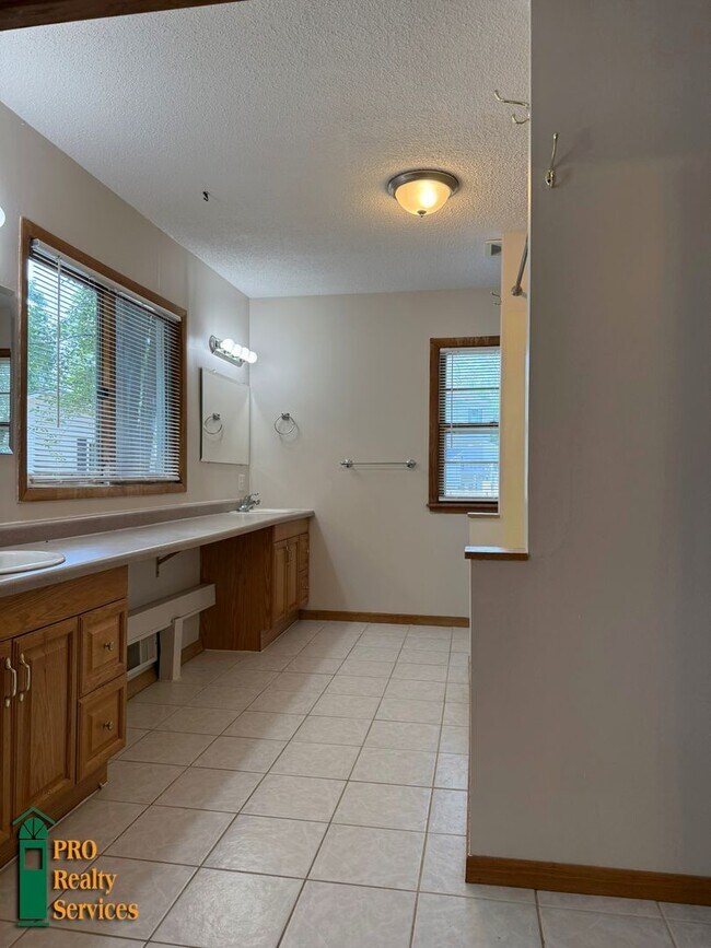 Building Photo - 4 Bedroom Home **Half off August Rent with...