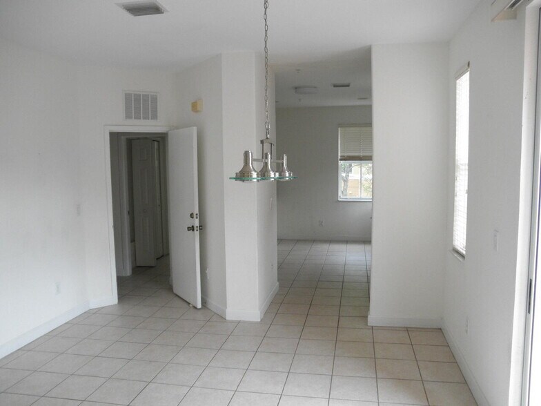 Building Photo - 2147 Shoma Dr