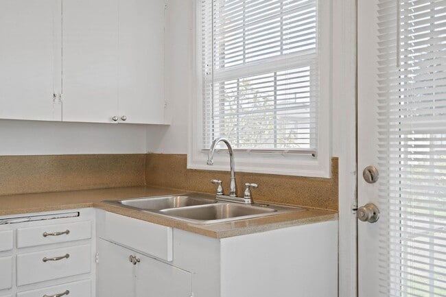 Building Photo - Impeccably maintained vintage 1-bdrm/1-bath corner unit in 4-plex. Lots of light, private basemen...