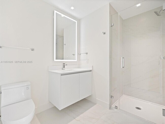 Building Photo - 700 NE 24th St