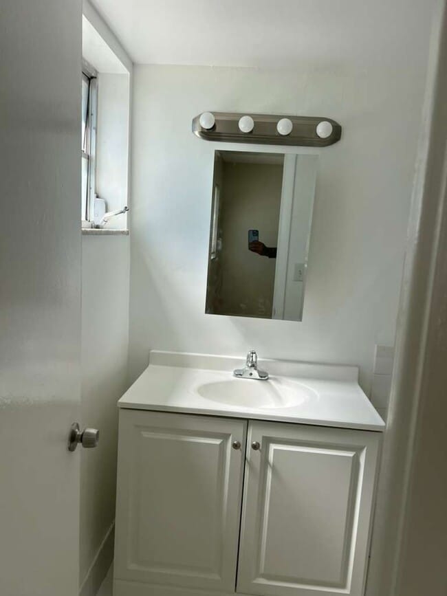 Building Photo - 15225 NE 6th Ave