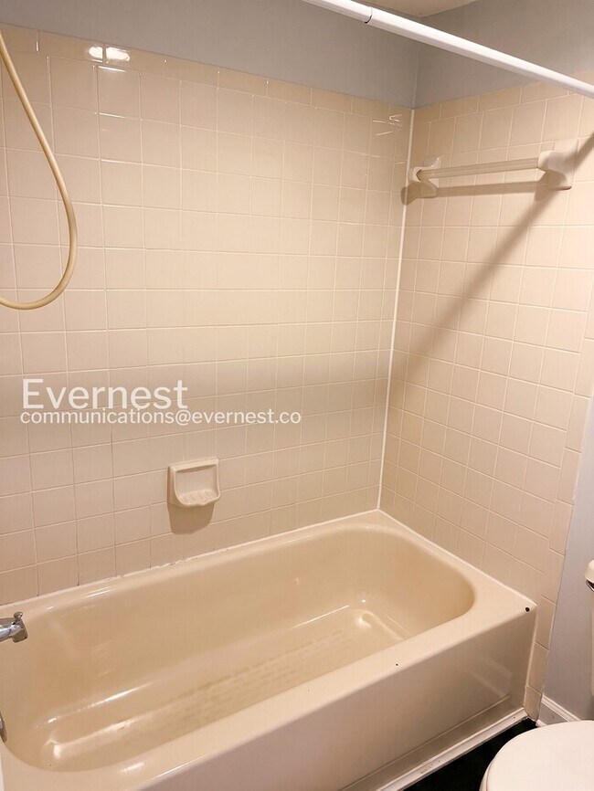 Building Photo - 3 Bed, 2.5 Bath Townhome with Modern Amenities / Available Soon!