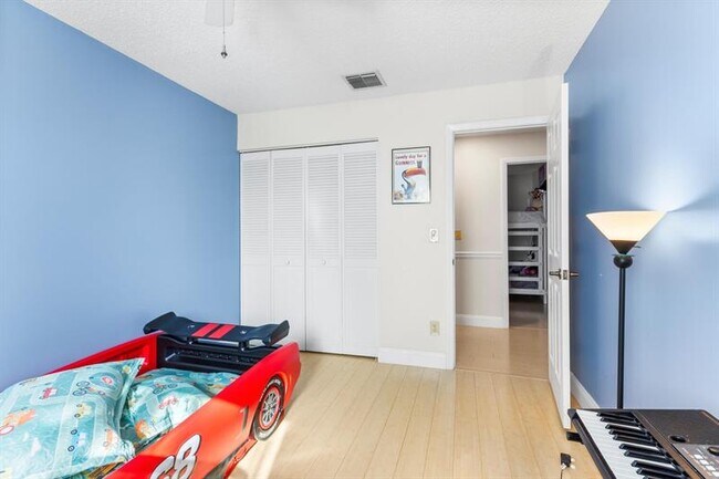 Building Photo - 9210 Oak Grove Cir