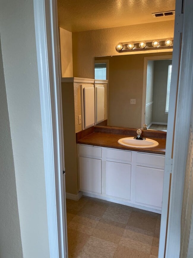 Building Photo - The Greens - 4221