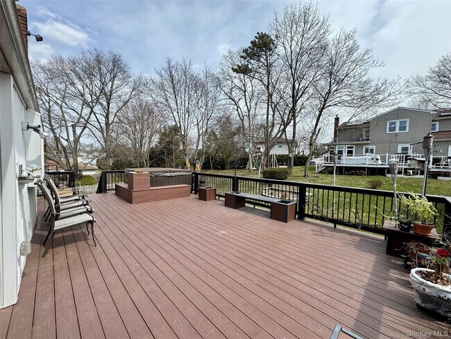 Building Photo - 6 Fairway Dr