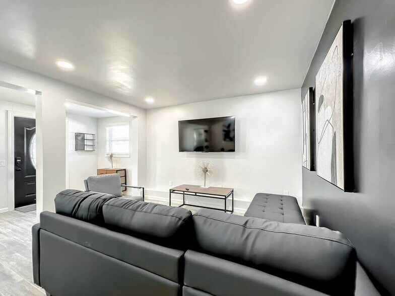 Primary Photo - 173 S Orange Ave