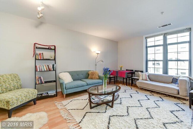 Building Photo - Westend/Georgetown One Bedroom, One Bath i...