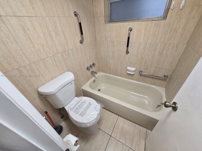 Building Photo - 1515 NE 125th Terrace