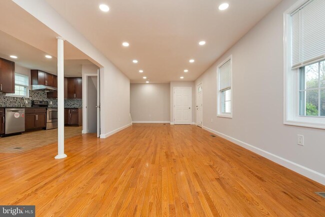 Building Photo - 9004 Roundleaf Way