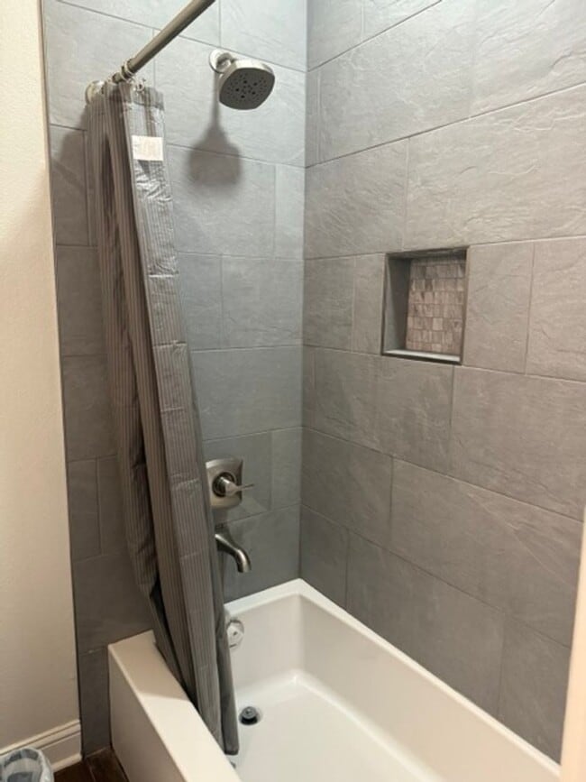 Building Photo - Rare Baylor Bubble Rental | Walk to Campus | 4 Bed / 3 Bath