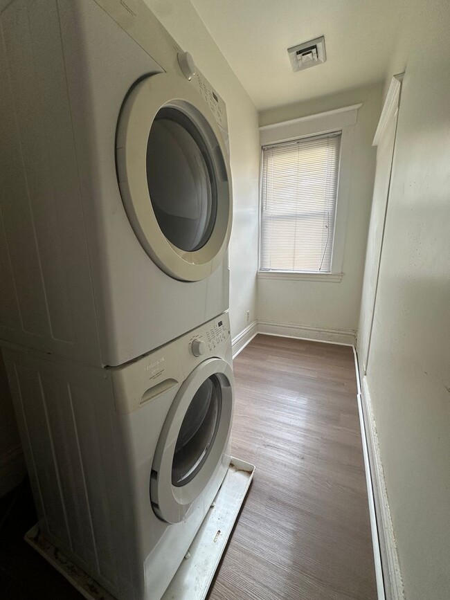 Building Photo - 3Bed/1Bath on East Carson Street